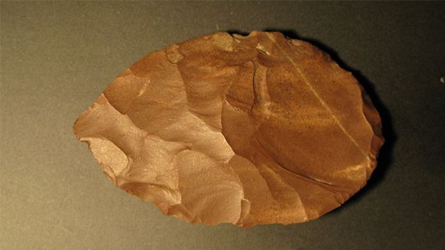  A stone tool thought to be a speartip made from radiolarite sourced over 100km to the east of the cave. Image: Miroslav Kralík
 