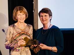 Prof Minchin with her award