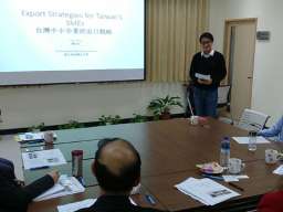 Eric Chen presents his prelimary research to officials from Taiwan's National Academy of Civil Service and Australia's Representative to Taiwan