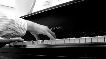  Image: Piano hands/Flickr - alexanderward12
 