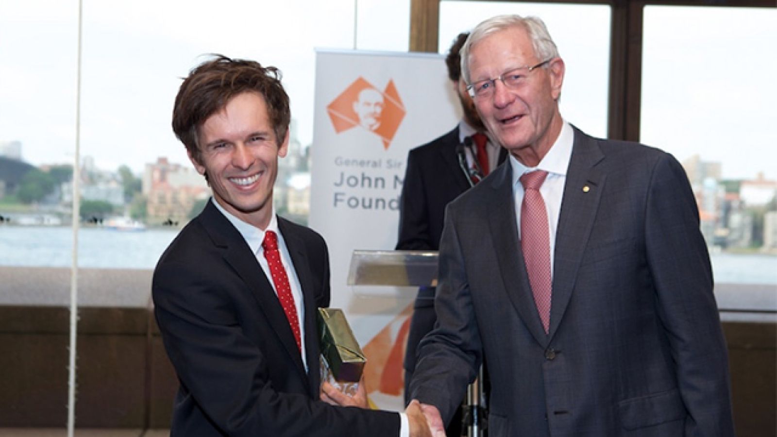Louis Klee being presented his award by Mr Tim Fairfax AC. Image: General Sir John Monash Foundation.